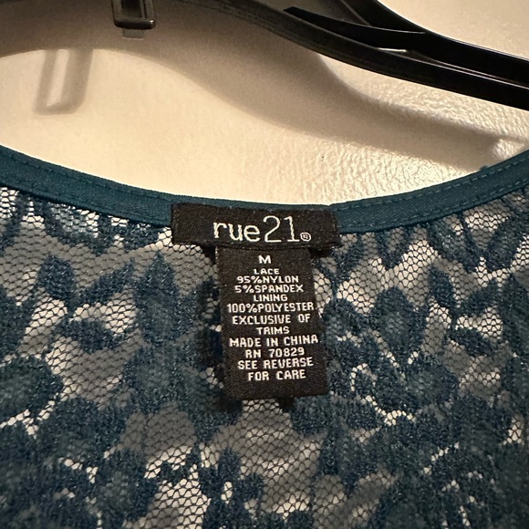 Women’s top size medium - Picture 2 of 2